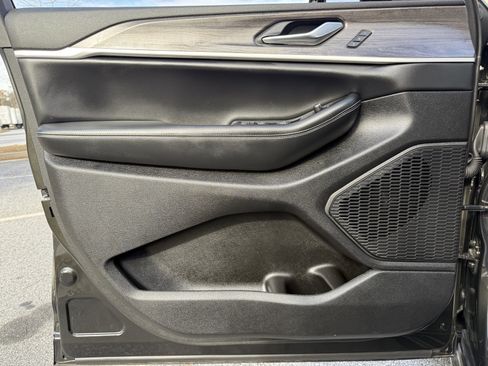 Used 2023 Jeep Grand Cherokee Limited image 43