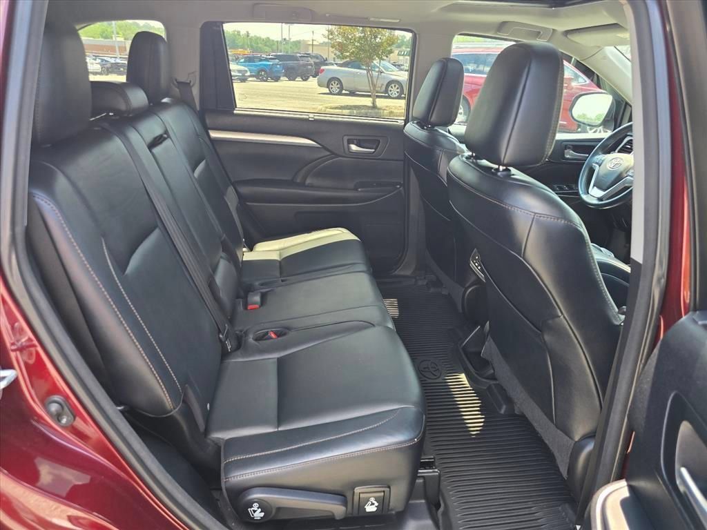 Used 2016 Toyota Highlander XLE AWD/4WD image 14