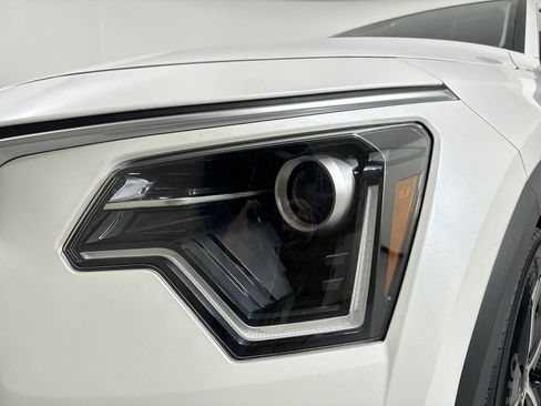 Used 2023 Kia Niro LX image 27