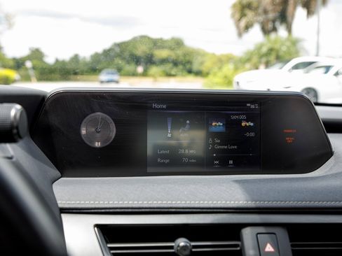 Used 2019 Lexus UX 200 image 16