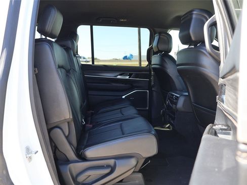 Used 2024 Jeep Wagoneer Series II w/ Flexible Seating Group RWD image 39