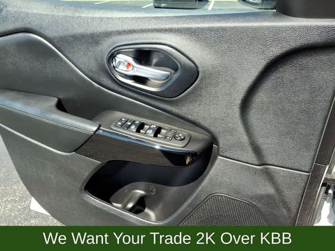 Used 2021 Jeep Cherokee Latitude Plus AWD/4WD image 13