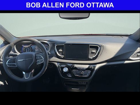 Used 2025 Chrysler Pacifica Select FWD image 12