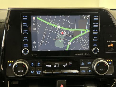 Used 2021 Toyota Highlander XLE image 18