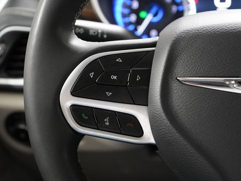 Used 2023 Chrysler Pacifica Limited FWD image 16