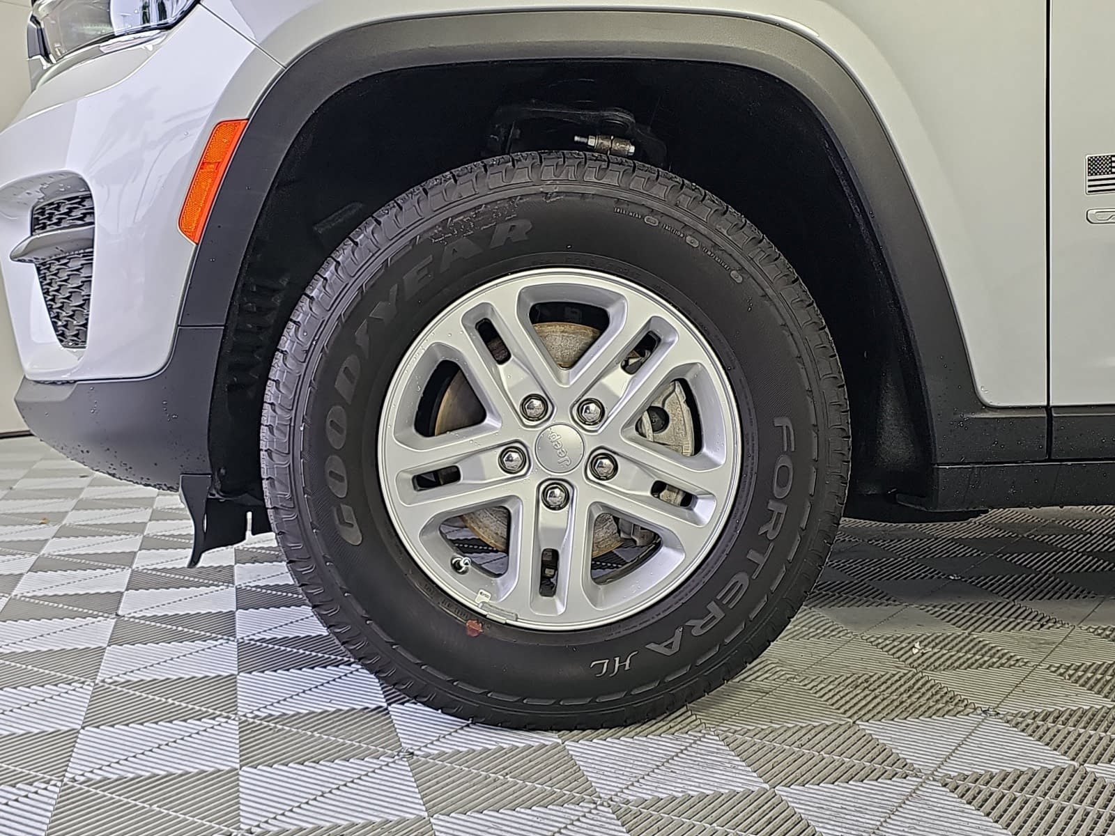 Used 2025 Jeep Grand Cherokee Laredo RWD image 10