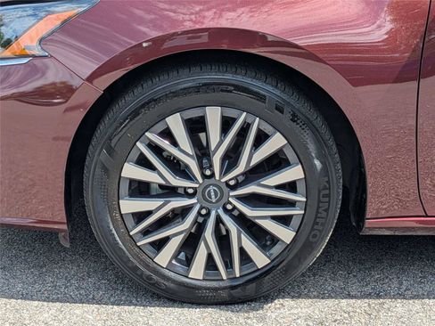 Used 2025 Nissan Altima 2.5 SV FWD image 14