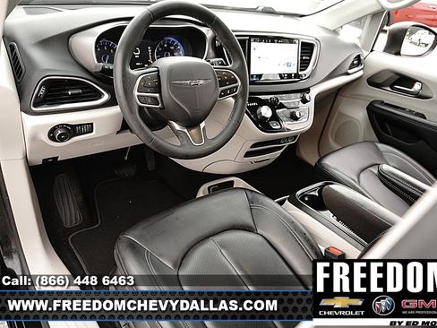 Used 2023 Chrysler Pacifica Touring-L FWD image 6