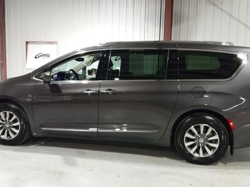 Used 2020 Chrysler Pacifica Touring-L Plus image 25