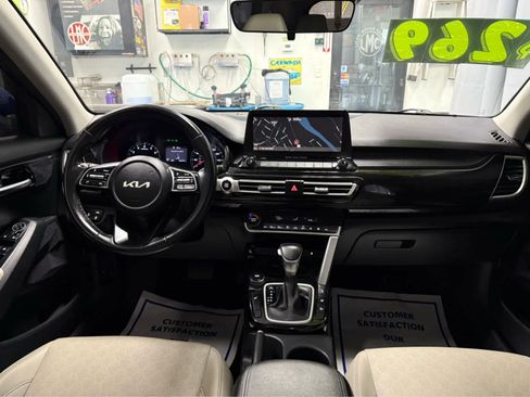 Used 2022 Kia Seltos EX image 29