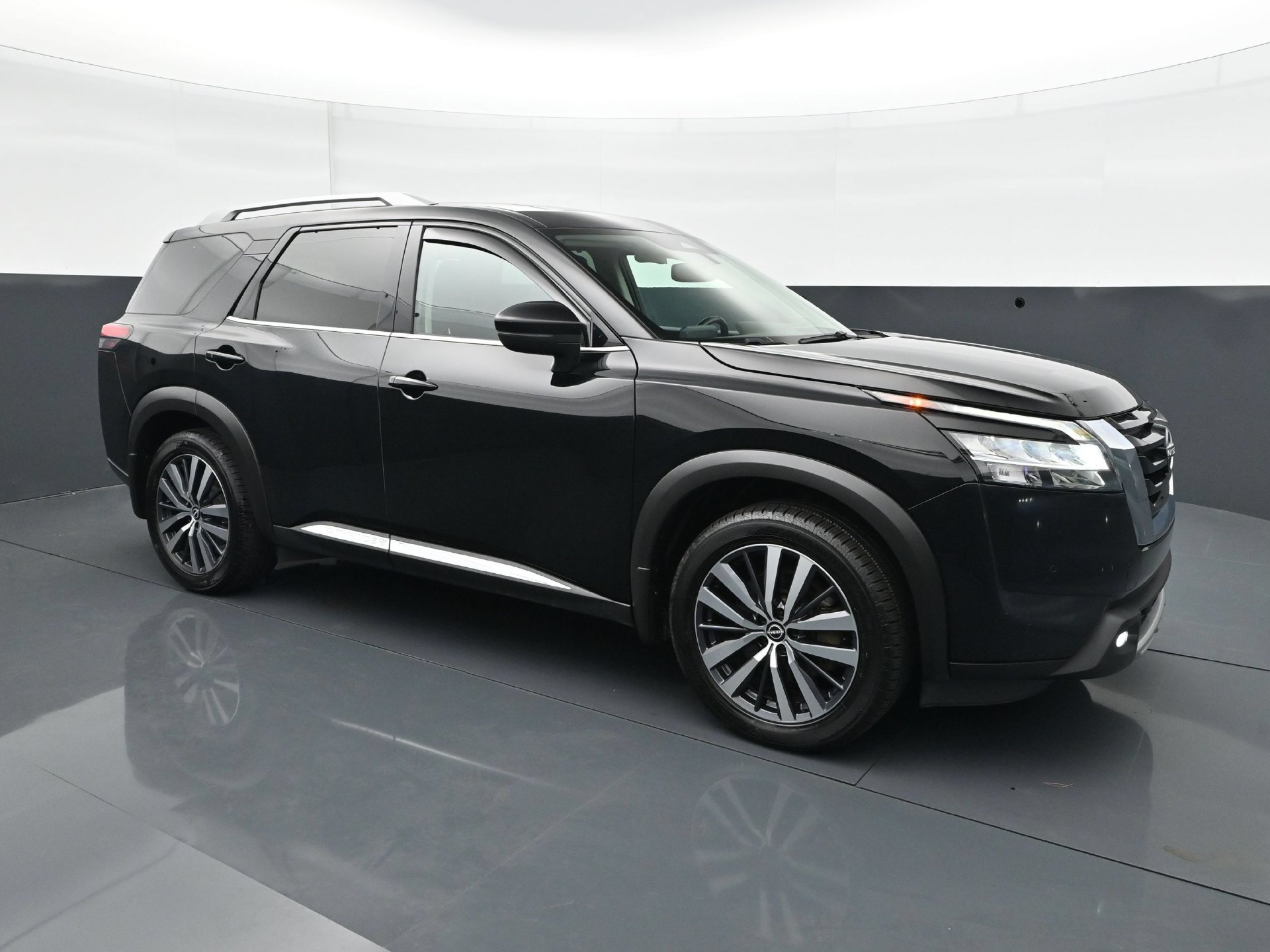 Used 2022 Nissan Pathfinder Platinum AWD/4WD image 9