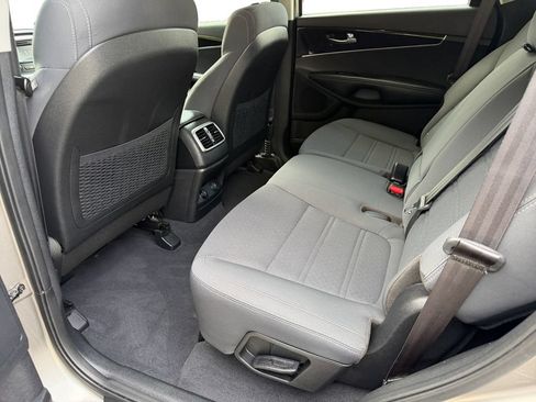 Used 2017 Kia Sorento FWD image 11