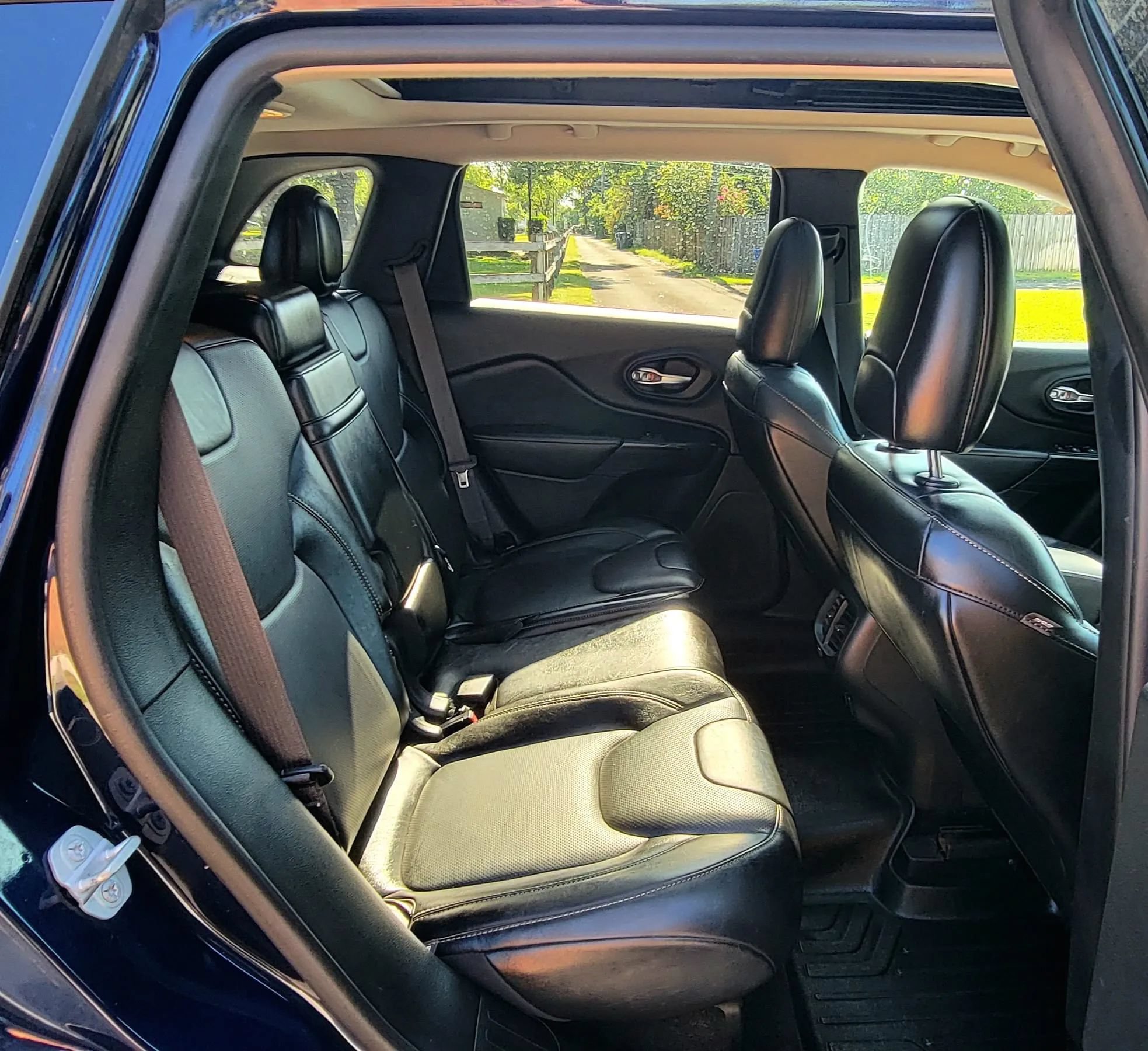 Used 2014 Jeep Cherokee Limited w/ Luxury Group AWD/4WD image 7