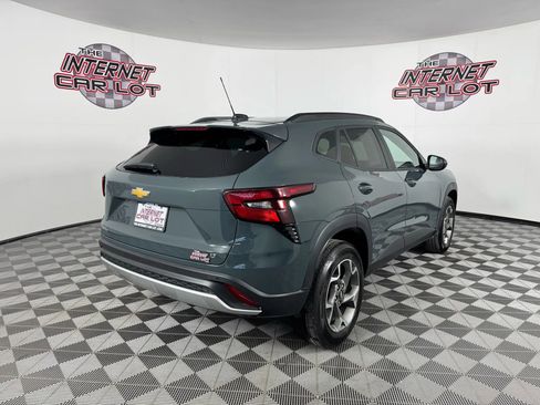 Used 2025 Chevrolet Trax LT w/ Driver Confidence Package image 7