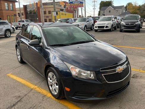 Used 2014 Chevrolet Cruze LS FWD image 2