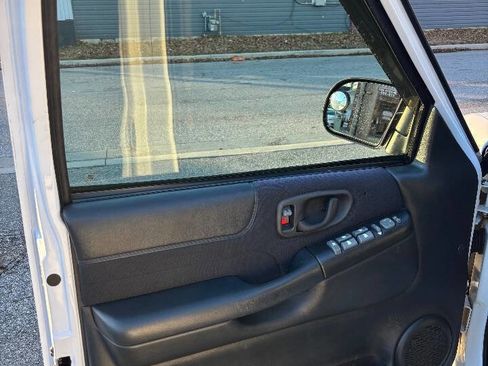 Used 2003 Chevrolet S10 Pickup LS image 28