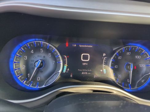 Used 2020 Chrysler Pacifica Touring-L image 16