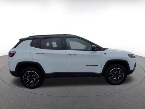 Used 2025 Jeep Compass Trailhawk AWD/4WD image 16
