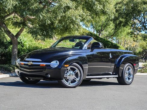 Used 2005 Chevrolet SSR w/ Preferred Equipment Group image 1
