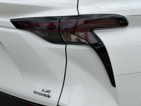 Used 2024 Toyota Sienna LE w/ LE Plus Package FWD image 7