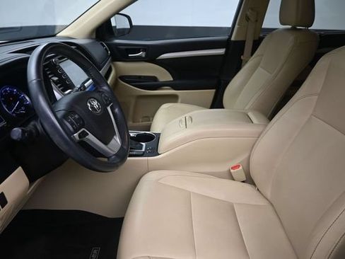 Used 2018 Toyota Highlander XLE FWD image 17