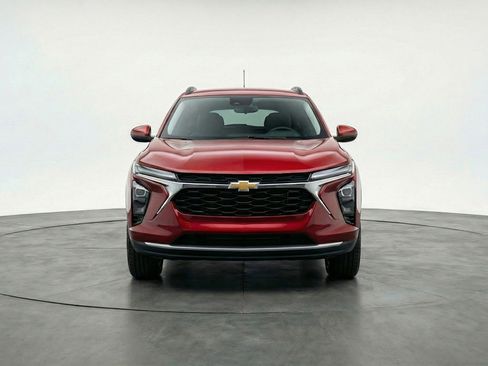 Used 2025 Chevrolet Trax LT image 2