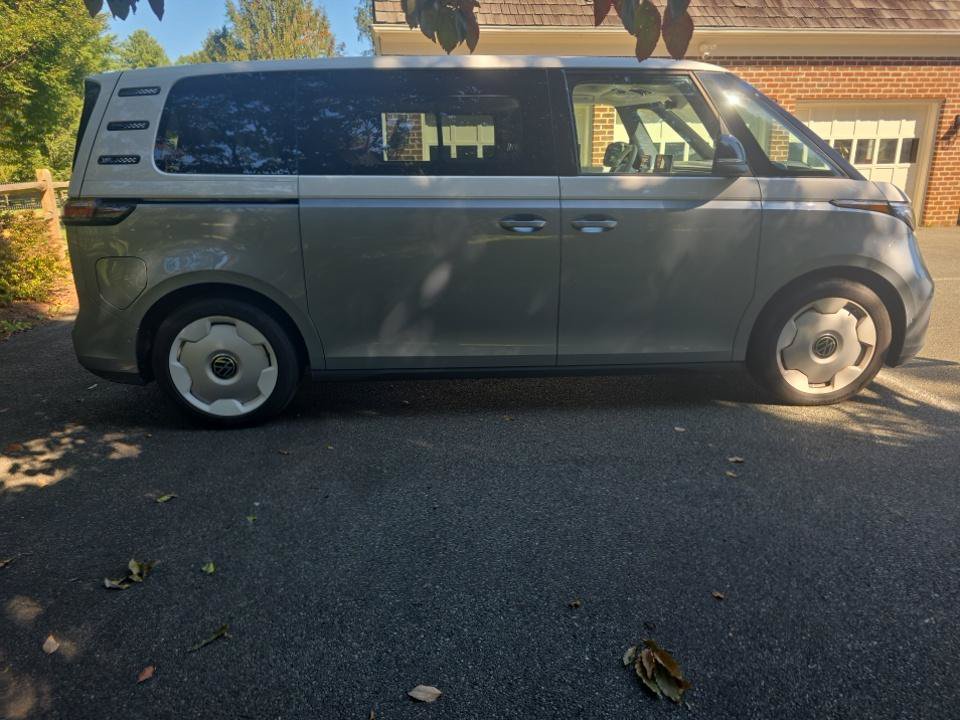 Used 2025 Volkswagen ID. Buzz 1st Edition RWD image 17