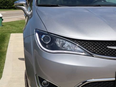 Used 2018 Chrysler Pacifica Limited FWD image 5