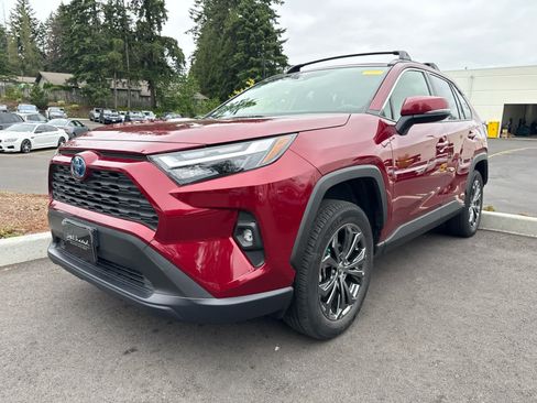 Used 2022 Toyota RAV4 XLE Premium AWD/4WD image 3