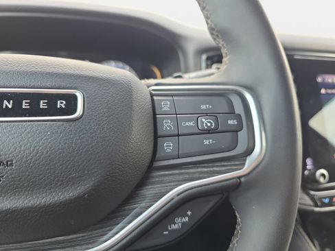 Used 2024 Jeep Wagoneer L Series II RWD image 17