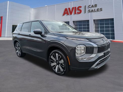 Used 2025 Mitsubishi Outlander SE image 3