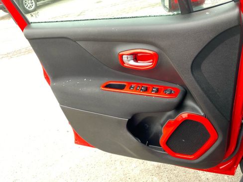 Used 2018 Jeep Renegade Latitude w/ Cold Weather Group image 21