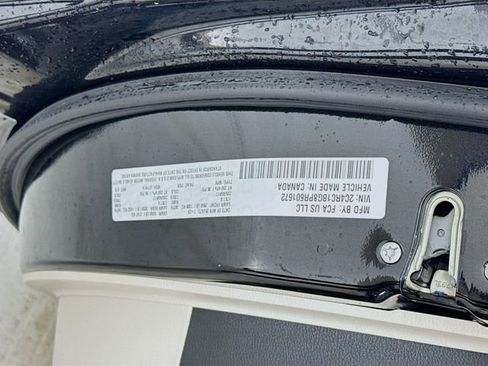 Used 2023 Chrysler Pacifica Touring-L image 32