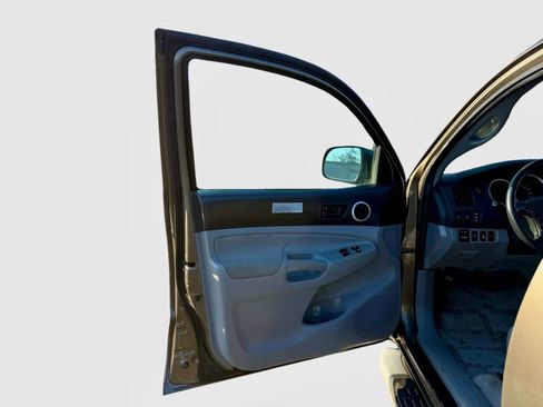 Used 2010 Toyota Tacoma 4x4 Access Cab V6 image 16