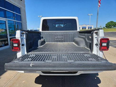 Used 2023 Jeep Gladiator Overland AWD/4WD image 18