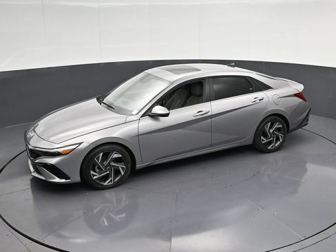 Used 2025 Hyundai Elantra SEL FWD image 15