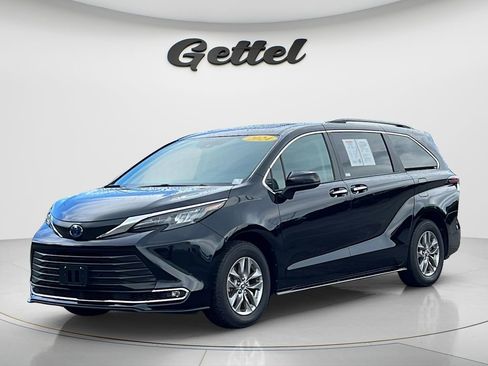 Used 2024 Toyota Sienna XLE FWD image 1