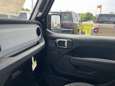 New 2025 Jeep Gladiator Sport image 28