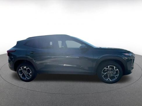 Used 2025 Chevrolet Trax LT FWD image 15
