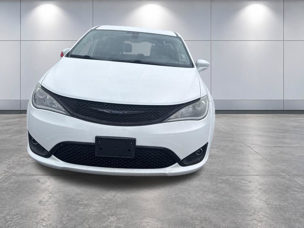 Used 2020 Chrysler Pacifica Touring FWD image 2