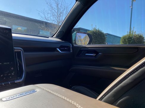 Used 2025 GMC Yukon Denali Ultimate image 19