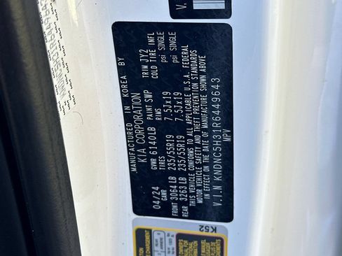 Used 2024 Kia Carnival EX FWD image 27