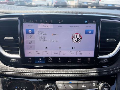 Used 2022 Chrysler Pacifica Limited w/ Uconnect Theater Family Group FWD image 12