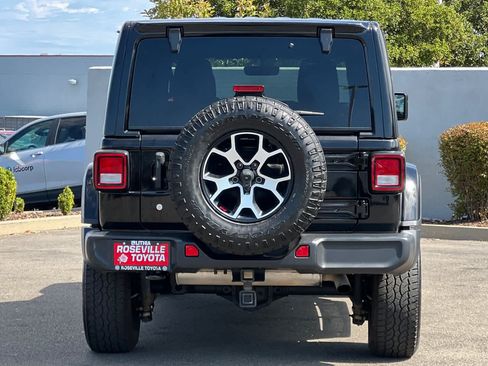 Used 2018 Jeep Wrangler Unlimited Sahara w/ Uconnect 4C Nav & Sound Group AWD/4WD image 8