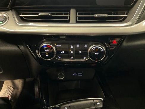 Used 2025 Chevrolet Trax LT w/ LT Convenience Package FWD image 19