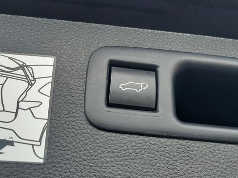 Used 2023 Toyota Highlander Limited image 9