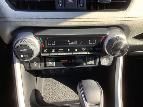 Used 2022 Toyota RAV4 XLE Premium image 20