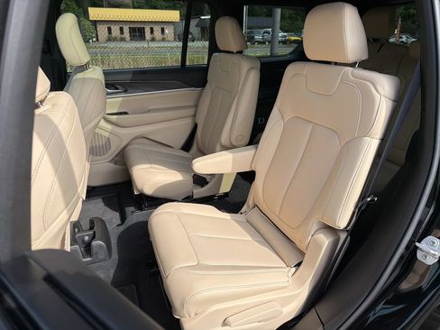 Used 2025 Jeep Grand Cherokee L Limited w/ Luxury Tech Group II AWD/4WD image 21