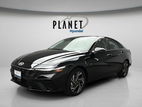 Certified 2025 Hyundai Elantra Limited FWD image 2