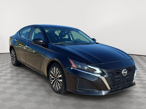 Used 2024 Nissan Altima 2.5 SV FWD image 1